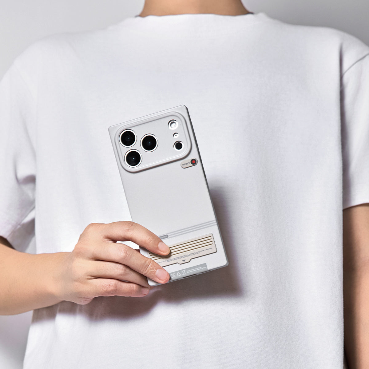 Person holding the gray retro terminal case